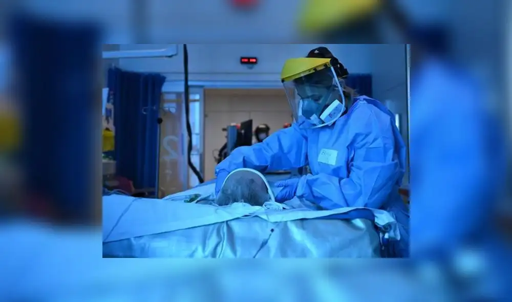 Médico en hospital del Reino Unido atiende a paciente con coronavirus. Foto: EFE.