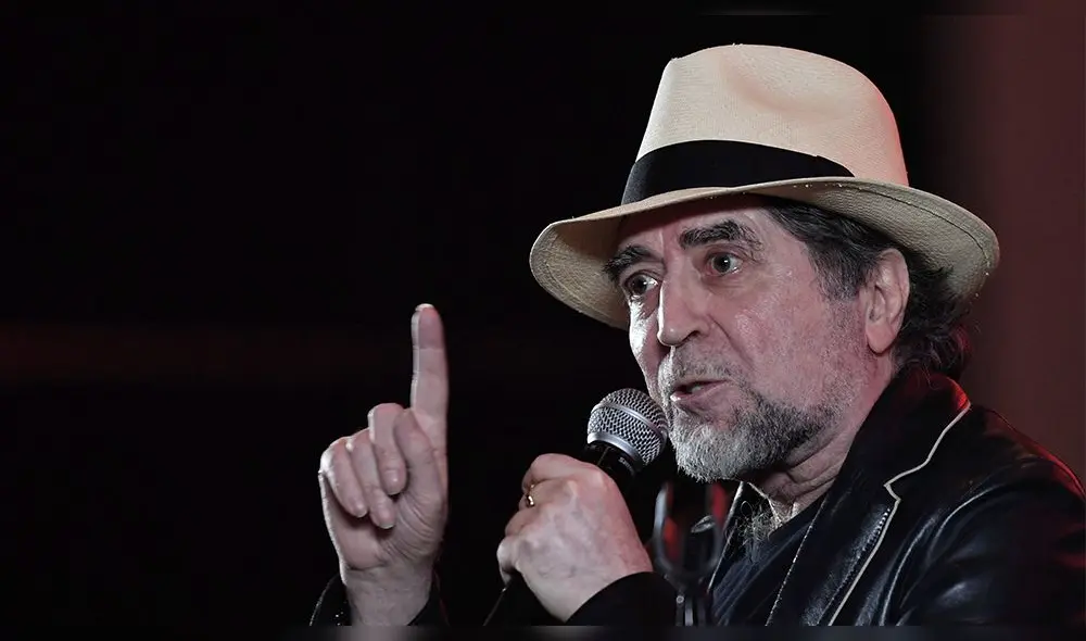 El cantautor fue bajado del escenario en una camilla y entre las palmas de los miles de asistentes. (Foto: AFP)