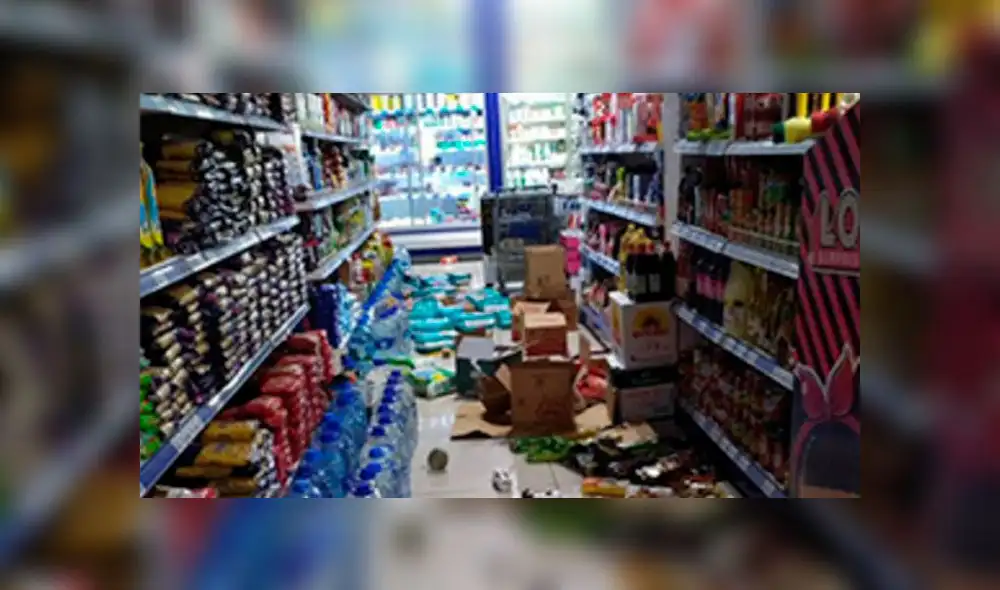 Productos y víveres en los supermecardos se derrumbaron por el fuerte terremoto. Foto: Yeniakit Productos y víveres en los supermecardos se derrumbaron por el fuerte terremoto. Foto: Yeniakit