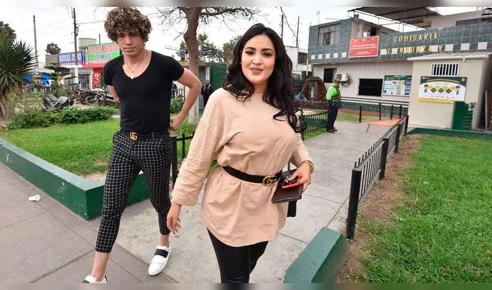 Novio de Michelle Soifer expuesto por Rodrigo González en conversación con otro hombre.