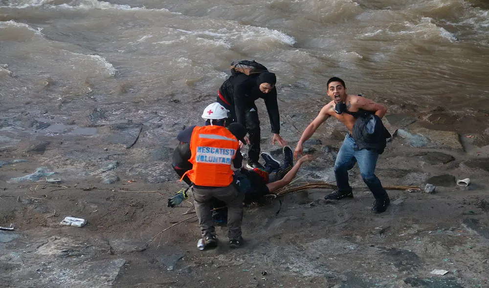 El hombre cayó al río desde un puente tras un forcejeo con las Fuerzas Especiales de Carabineros, quienes intentaban dispersar una protesta en la Plaza Italia de Santiago. Foto: EFE El hombre cayó al río desde un puente tras un forcejeo con las Fuerzas Especiales de Carabineros, quienes intentaban dispersar una protesta en la Plaza Italia de Santiago. Foto: EFE