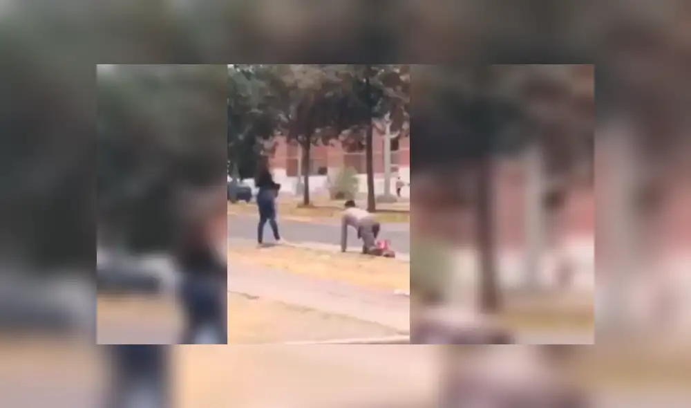 Youtube viral: Joven le es infiel a su novia y gatea por la calle para que lo perdone [VIDEO]