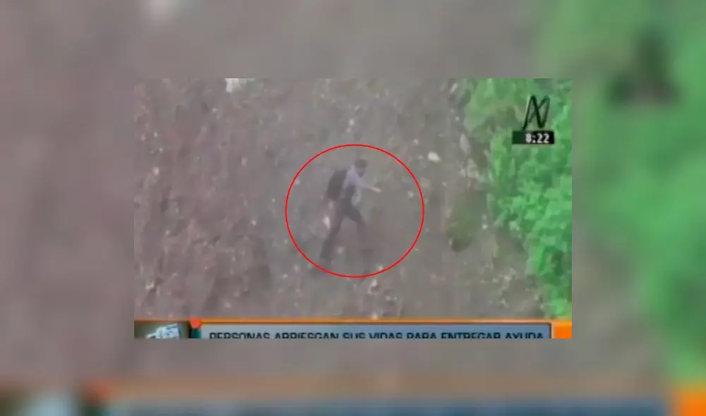 Huaral: Arriesgada maniobra de hombre que cruza un cerro ante bloqueo de vías [VIDEO]