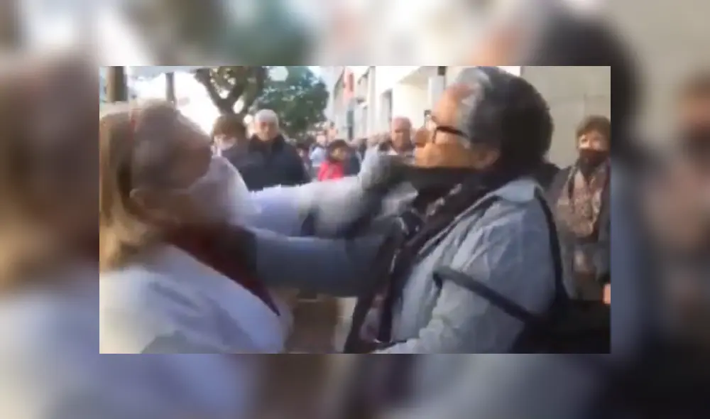 Una de ellas se excusó diciendo que la otra señora había llegado tarde y quiso pasar primero. (Foto: captura) Una de ellas se excusó diciendo que la otra señora había llegado tarde y quiso pasar primero. (Foto: captura)
