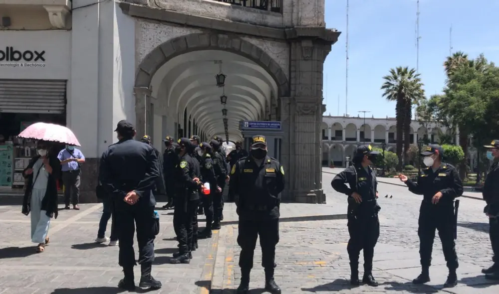 Plaza de Armas se encuentra resguardada en cuatro puntos. Foto: Oswald Charca/ La República Plaza de Armas se encuentra resguardada en cuatro puntos. Foto: Oswald Charca/ La República