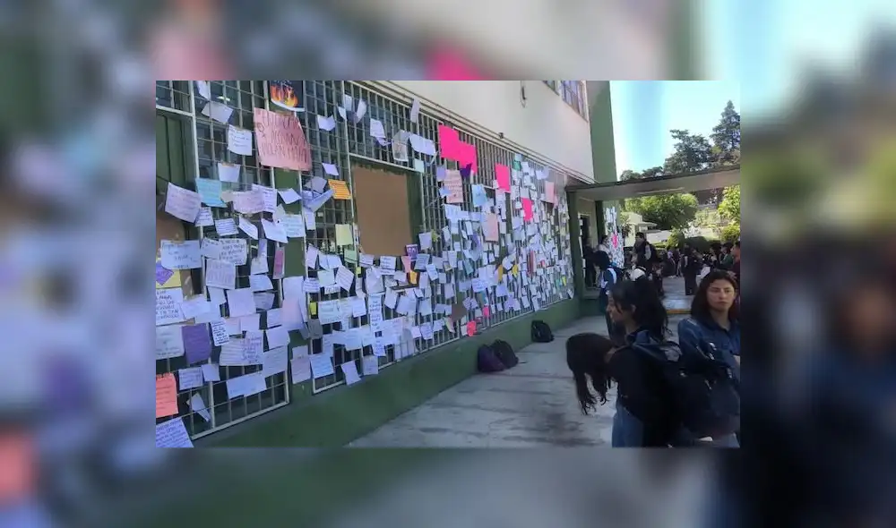 En las afueras de la universidad se prepararon murales sobre estas denuncias. (Foto: Twitter)