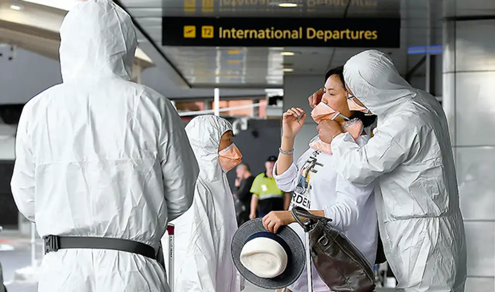 Precaución. Personal de salud, en China, realiza el control correspondiente. Precaución. Personal de salud, en China, realiza el control correspondiente.