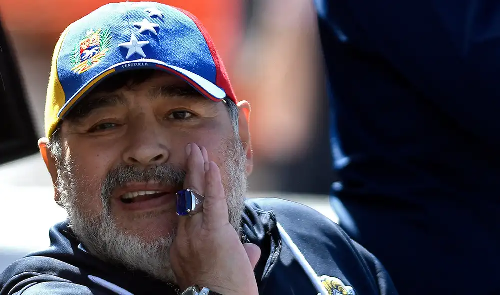 En la previa del partido ante Unión, Diego Maradona fue recibido con cariño por parte de la gente de Gimnasia que le hizo un homenaje muy particular. En la previa del partido ante Unión, Diego Maradona fue recibido con cariño por parte de la gente de Gimnasia que le hizo un homenaje muy particular.