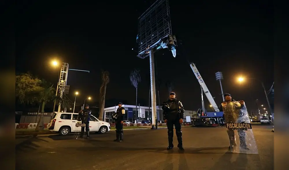 MML retira tres paneles publicitarios colocados sin autorización en La Molina MML retira tres paneles publicitarios colocados sin autorización en La Molina