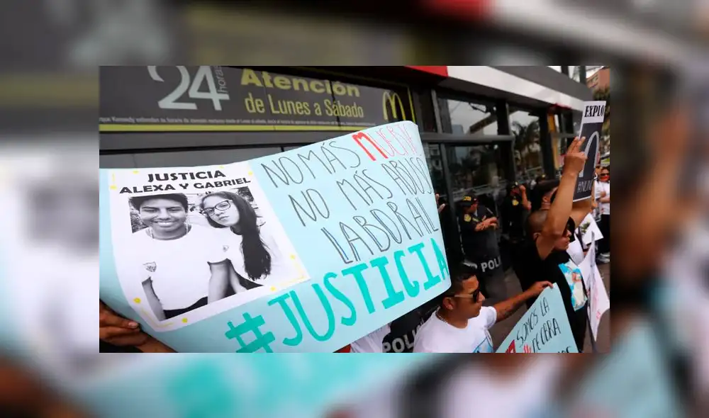Familiares y amigos de jóvenes que murieron electrocutados en McDonald's protestan contra empresa de fast food. Créditos: Jorge Cerdán / La República.