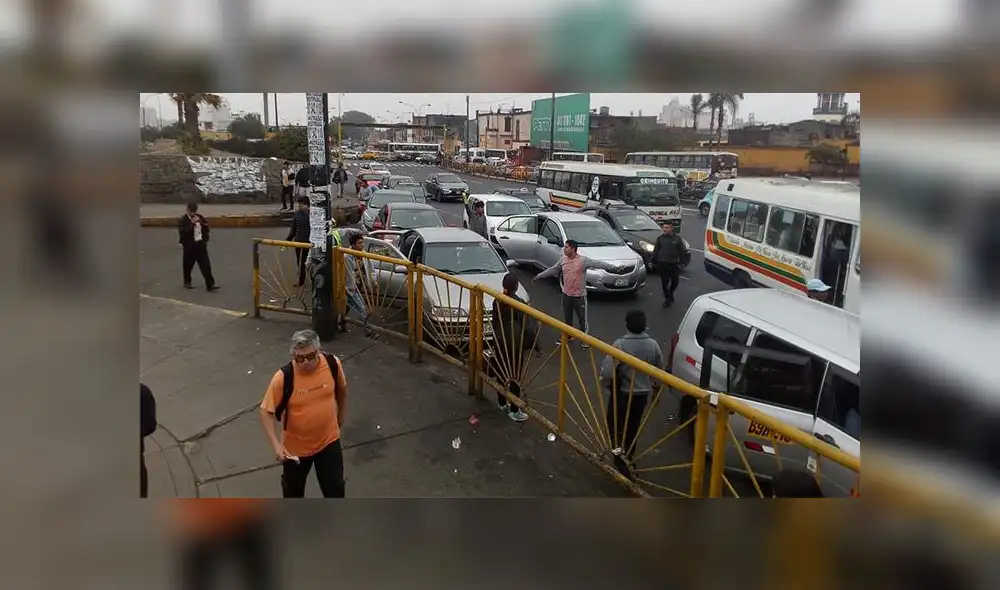 #YoDenuncio: congestión vehicular por colectivos informales en Av. Primavera #YoDenuncio: congestión vehicular por colectivos informales en Av. Primavera