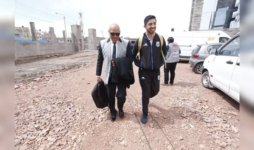 Roberto Mosquera, entrenador del Binacional, ingresando al estadio.