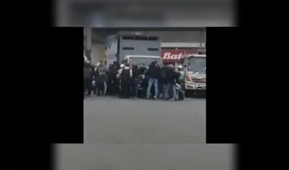 El camión de fiscalizadores había confiscado las motocicletas. Foto: captura El camión de fiscalizadores había confiscado las motocicletas. Foto: captura