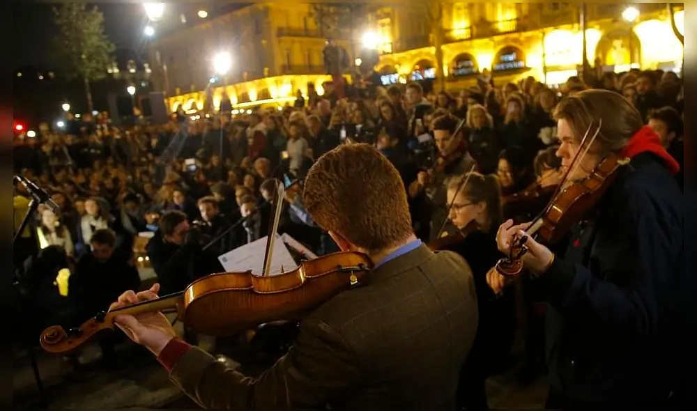 Oraciones, cantos y velas por Notre Dame: la vigilia de los parisinos y turistas [FOTOS]