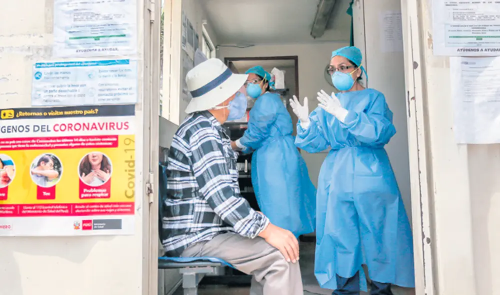 Por ellos. Enfermeros y auxiliares se hallan en la primera línea de defensa en esta guerra contra el Covid-19. Son los que atienden directamente a los pacientes. Foto: Antonio Melgarejo. Por ellos. Enfermeros y auxiliares se hallan en la primera línea de defensa en esta guerra contra el Covid-19. Son los que atienden directamente a los pacientes. Foto: Antonio Melgarejo.