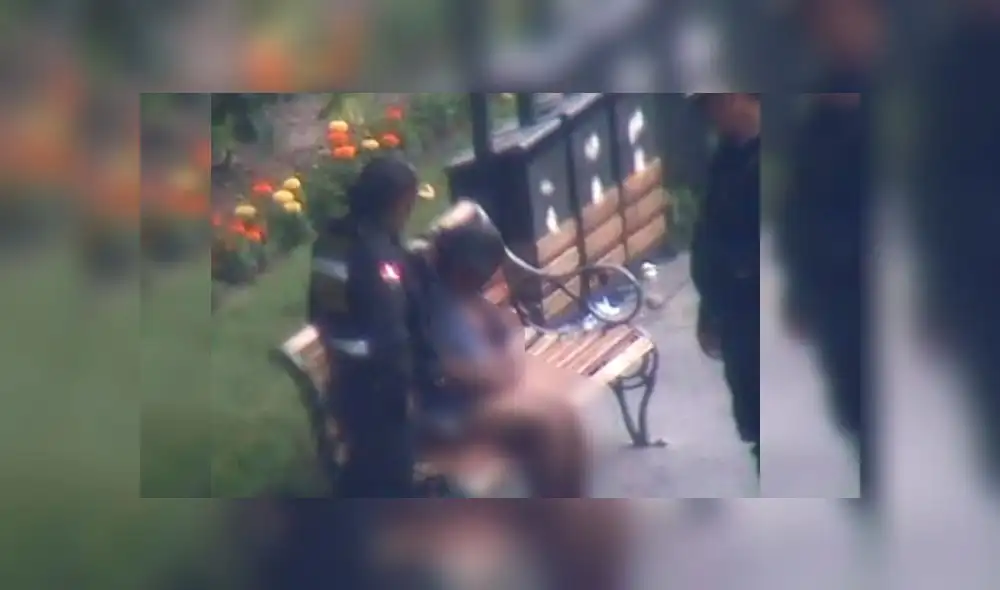 Mujer es captada completamente desnuda en la Plaza de Armas de Arequipa [VIDEO]