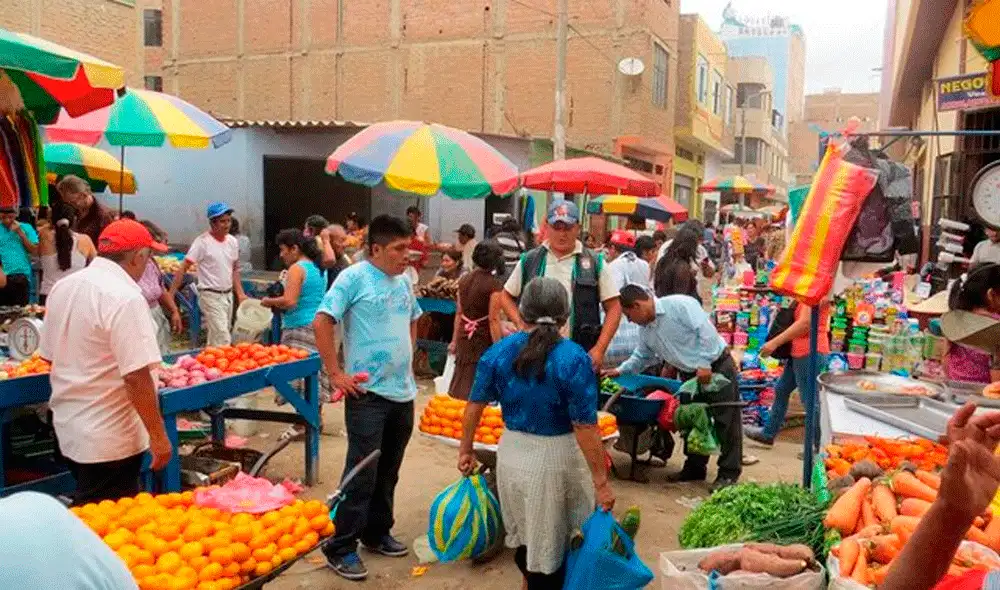 El aumento de los ambulantes en Moshoqueque es progresivo en la pandemia. Foto: La República. El aumento de los ambulantes en Moshoqueque es progresivo en la pandemia. Foto: La República.