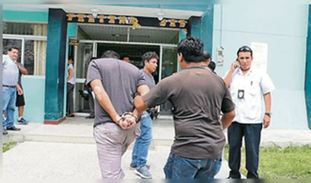 Trujillo: atrapan a dos “cogoteros” robando celular a ciudadano