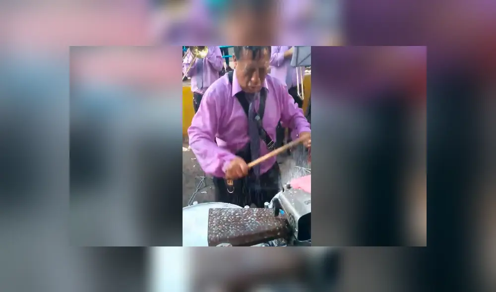 Facebook viral: rocían cerveza a músico peruano y este tiene increíble reacción que impacta en redes