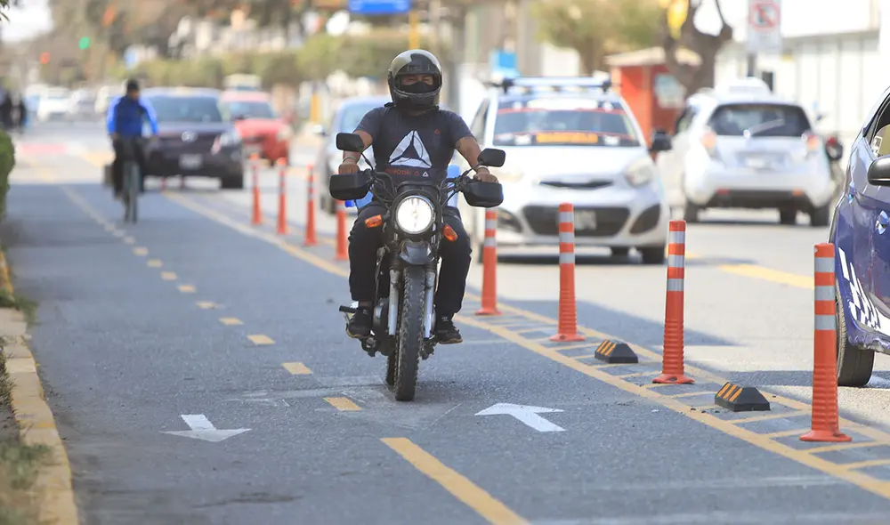 Este motociclista transita por la ciclovía como si no existiera señal de tránsito. Foto: La República/Clinton Medina. Este motociclista transita por la ciclovía como si no existiera señal de tránsito. Foto: La República/Clinton Medina.