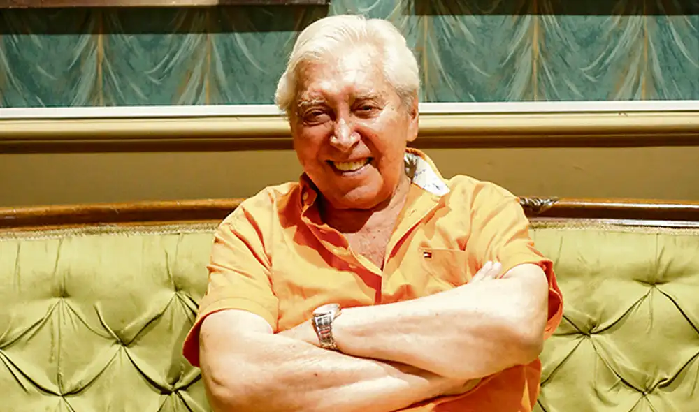 "Mi lugar de acción es el escenario, no me veo cantando en el celular," señala el actor de 87 años.