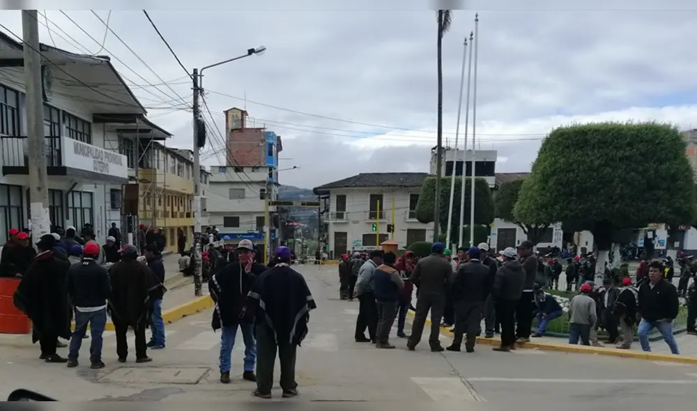 Ronderos se reúnen en frontis de la Municipalidad de Cutervo. Ronderos se reúnen en frontis de la Municipalidad de Cutervo.