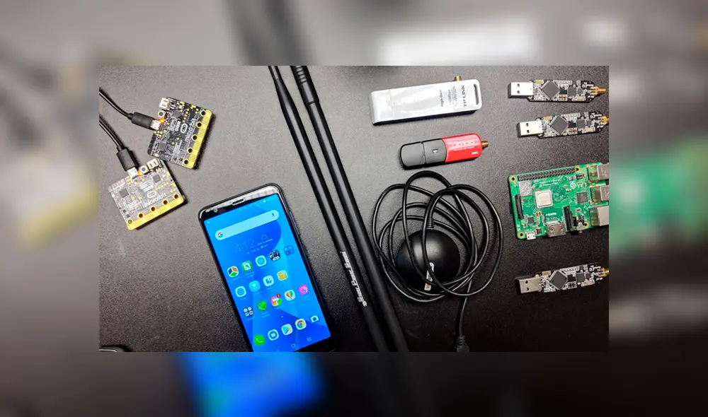 Estos son los instrumentos necesarios para obtener el acceso tu celular. Foto: Xataka Estos son los instrumentos necesarios para obtener el acceso tu celular. Foto: Xataka