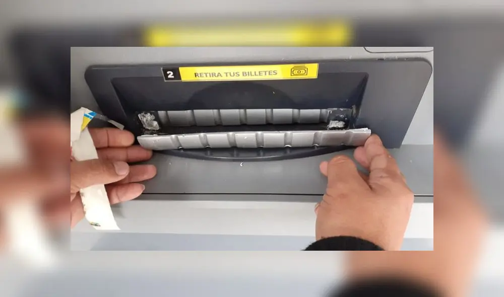 Cajero ubicado en hospital de Collique tenía instalada una regla metálica para impedir la salida de billetes. (Foto: Difusión)