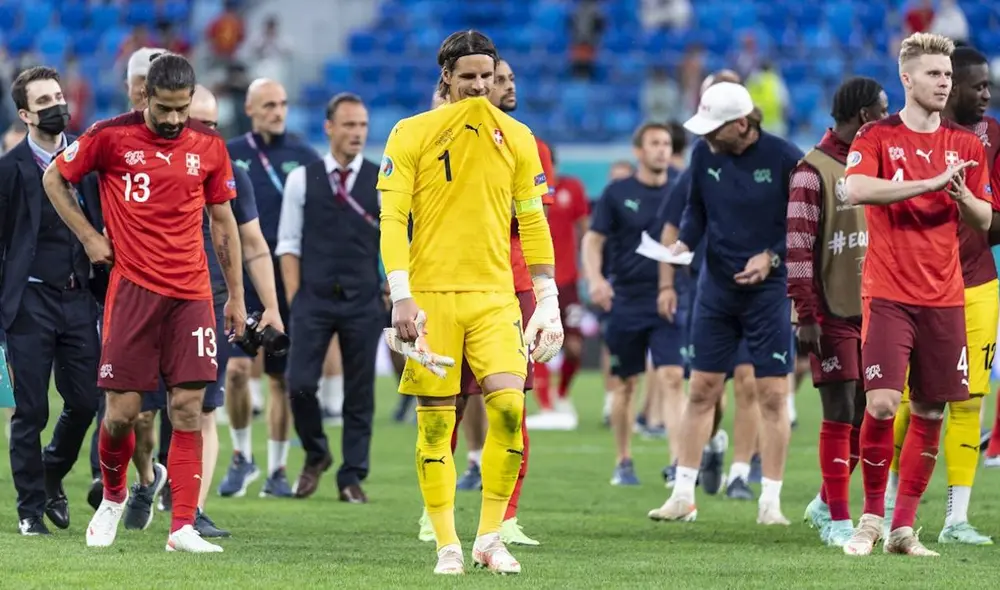 Suiza quedó con 10 jugadores en el segundo tiempo tras expulsión de Freuler. Foto: EFE/Jean-Christophe Bott
