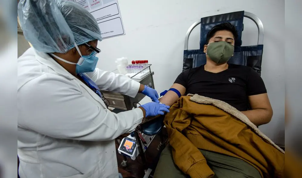 Un hombre sano dona voluntariamente su sangre para los pacientes oncológicos.