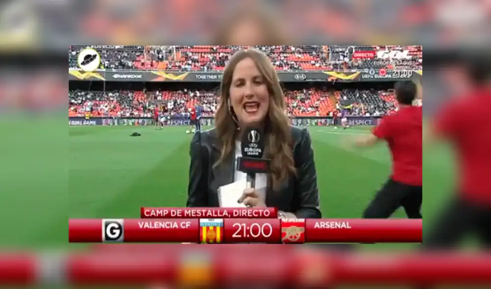 YouTube viral: Fulminante pelotazo le cae a reportera en plena transmisión en vivo de la Europa League [VIDEO]