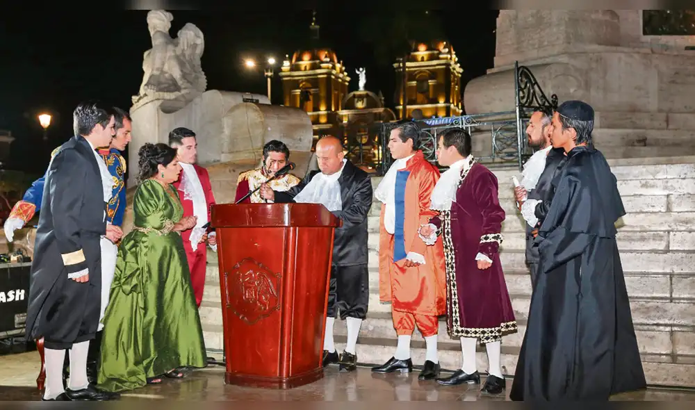 En plaza mayor. Al pie del monumento se recordó fecha histórica. En plaza mayor. Al pie del monumento se recordó fecha histórica.
