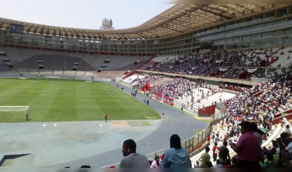 Daniel Peredo: Hinchas le dieron el último adiós al periodista en el Estadio Nacional