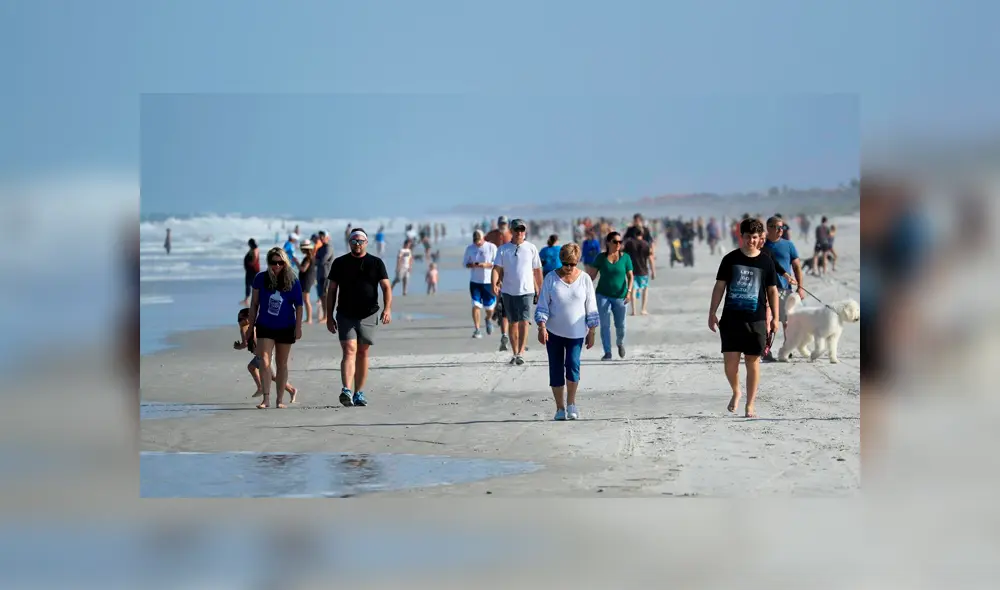 Cientos de personas visitaron las playas del estado de Florida pese al incremento de casos de coronavirus en el estado. Foto: AFP