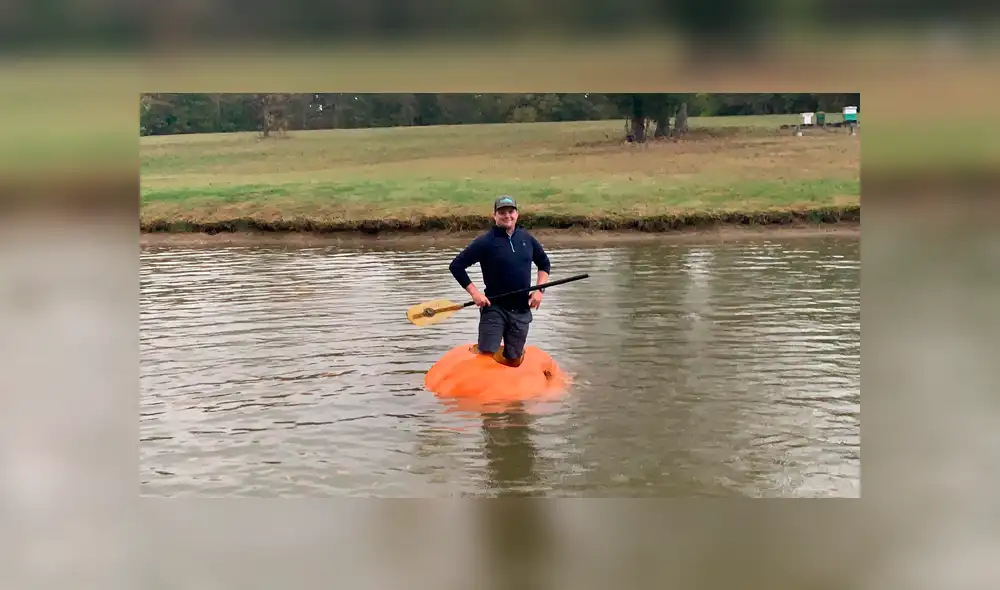 La esposa del granjero publicó en Facebook las imágenes de su esposo remando sobre la gigantesca calabaza como si se tratara de un cómodo bote