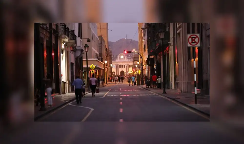 Algunas calles del Centro de Lima lucen menos vacías que un fin de semana habitual. Ciudadanos esperan pronunciamiento de presidente a las 8 de la noche. (Foto: Aldair Mejía)