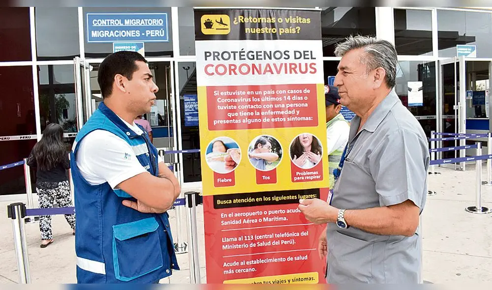coordinación. Director de Epidemiología de Tacna, Edgar Tejada, en diálogo con el represente de Migraciones (azul) en el Complejo Fronterizo de Santa Rosa.