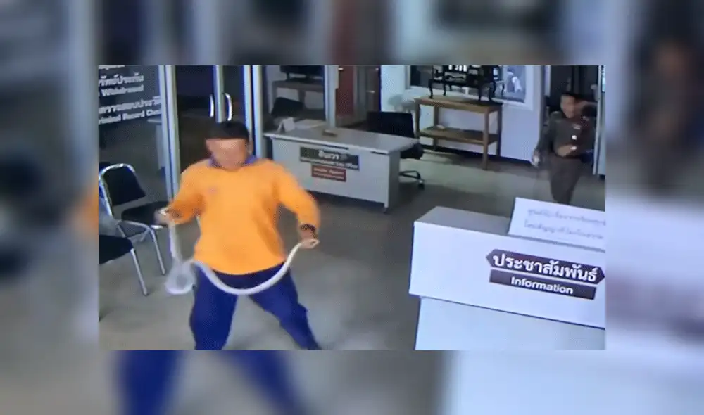 YouTube viral: serpiente ingresa a estación de policía e intenta devorar a detenido [VIDEO]