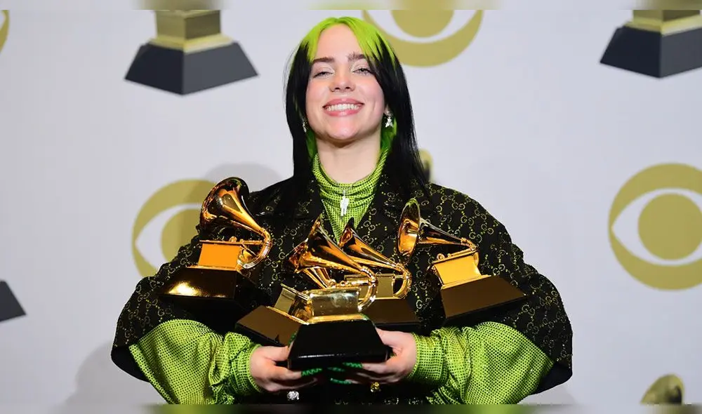 Billie Eilish con sus grammys
