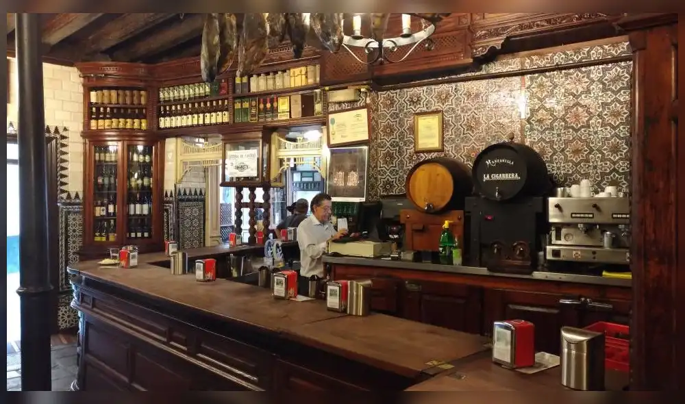 Los bares de Sevilla no podrán modificar sus instalaciones y tendrán que respetar su aforo. (Foto: El País)