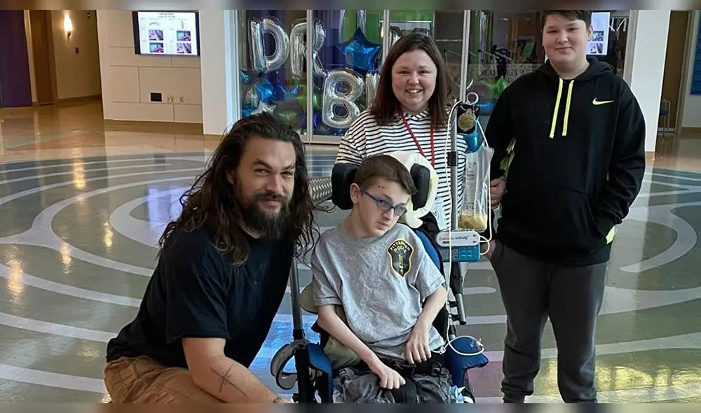 Jason Momoa visita a niños de hospital pediátrico Jason Momoa visita a niños de hospital pediátrico