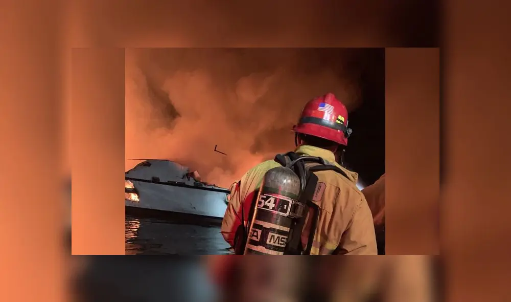 Bombero combatiendo el incendio en la embarcación que navegaba la costa sur de California. Foto: Departamento de Bomberos de Ventura