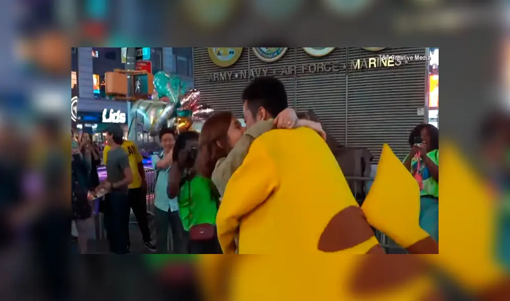 En YouTube, un joven sorprendió a su pareja al vestirse de Pikachu para pedirle matrimonio.