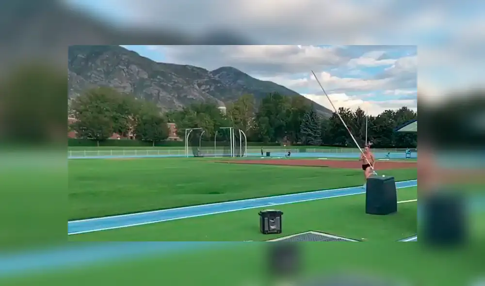 El deportista en salto con garrocha sufrió una terrible accidente en los genitales.