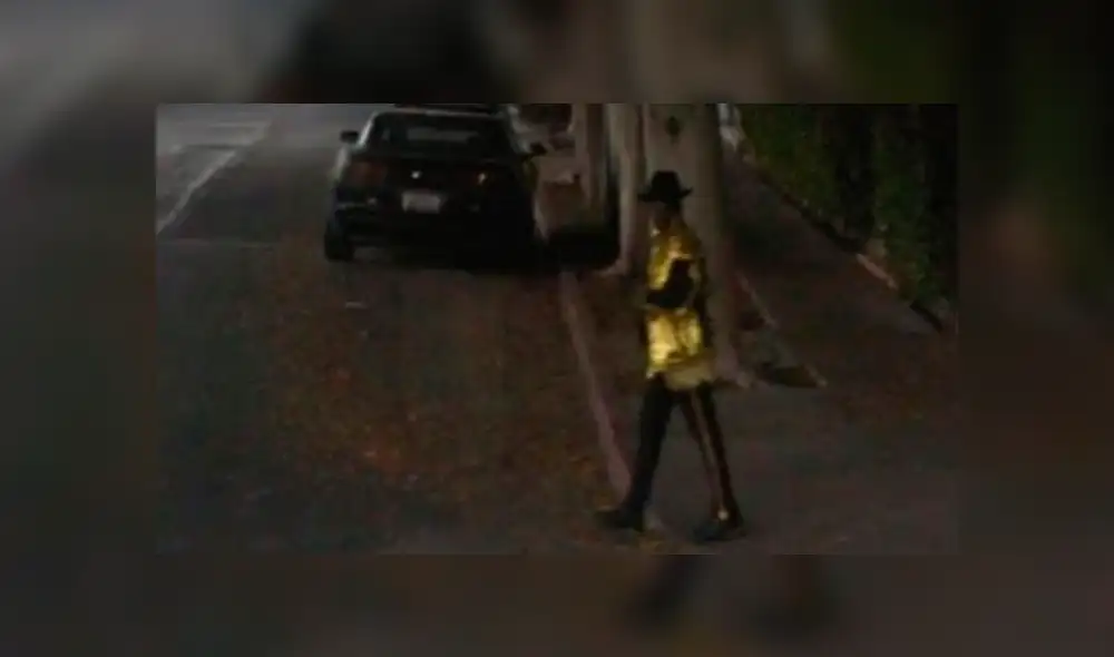Un recorrido virtual en Google Maps muestra a un hombre vestido como Michael Jackon, si quieres verlo, desliza cada imagen hacia la izquierda.