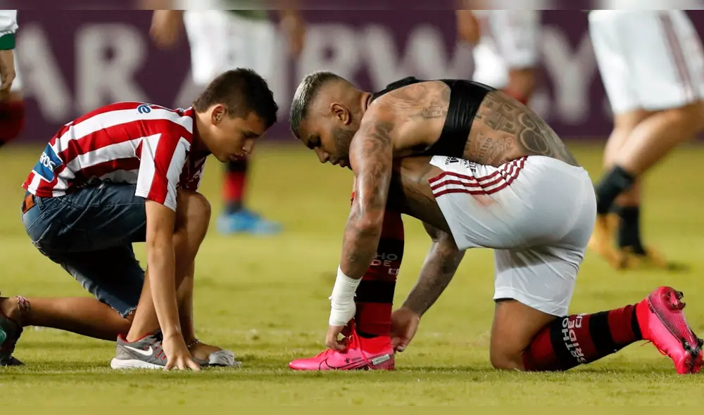 El menor burló el cordón de seguridad para conocer al delantero de Flamengo.