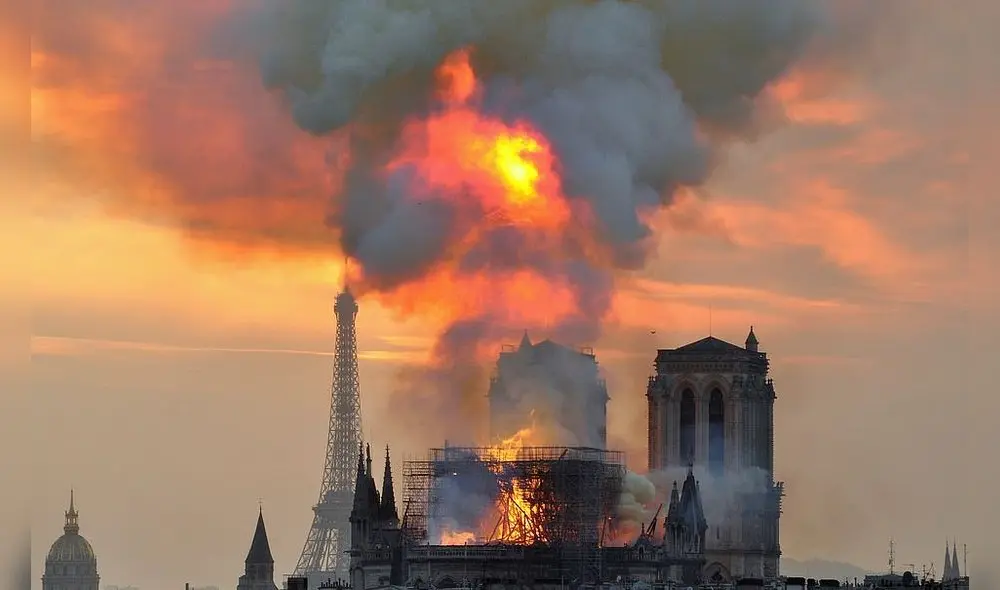 Oraciones, cantos y velas por Notre Dame: la vigilia de los parisinos y turistas [FOTOS]