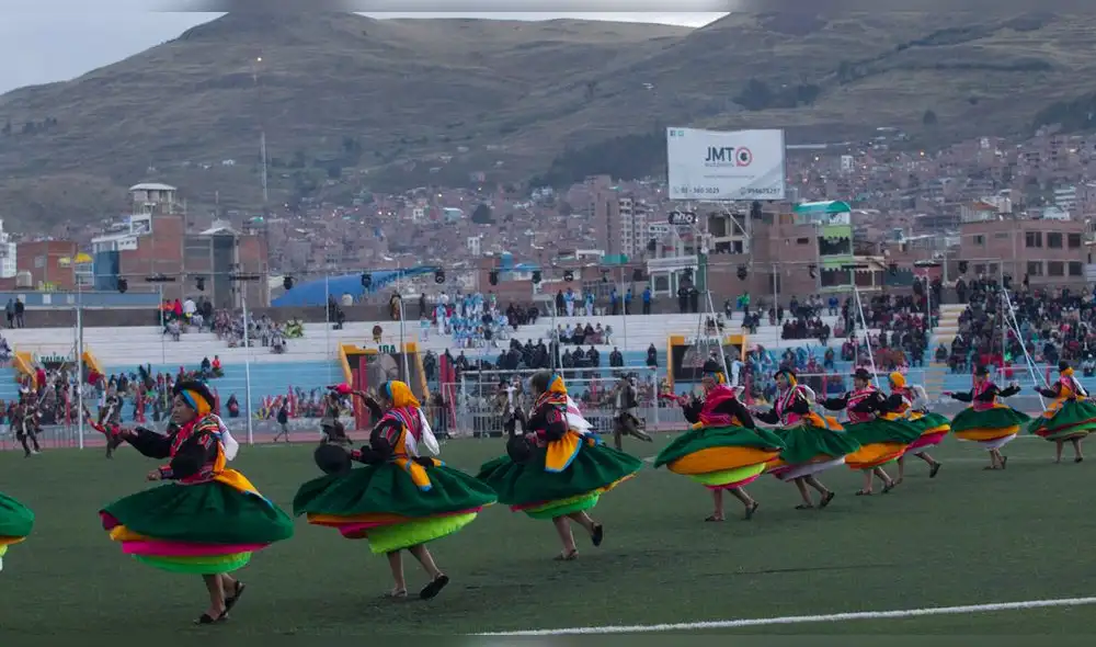 Una de las primeras agrupaciones en salir a escena la danza de Kajelo.