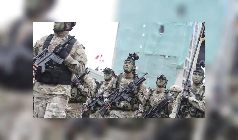 Familias enteras disfrutaron del variado y colorido cronograma del Desfile Militar. (Foto: La República)