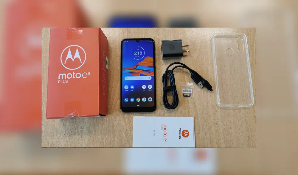 Todo lo que hay dentro de la caja del Moto E6 Plus. Foto: Juan José López Cuya.
